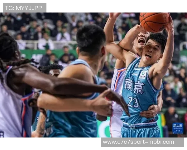 林葳脑后传球技惊四座德米尔接球轻松得分展现默契配合